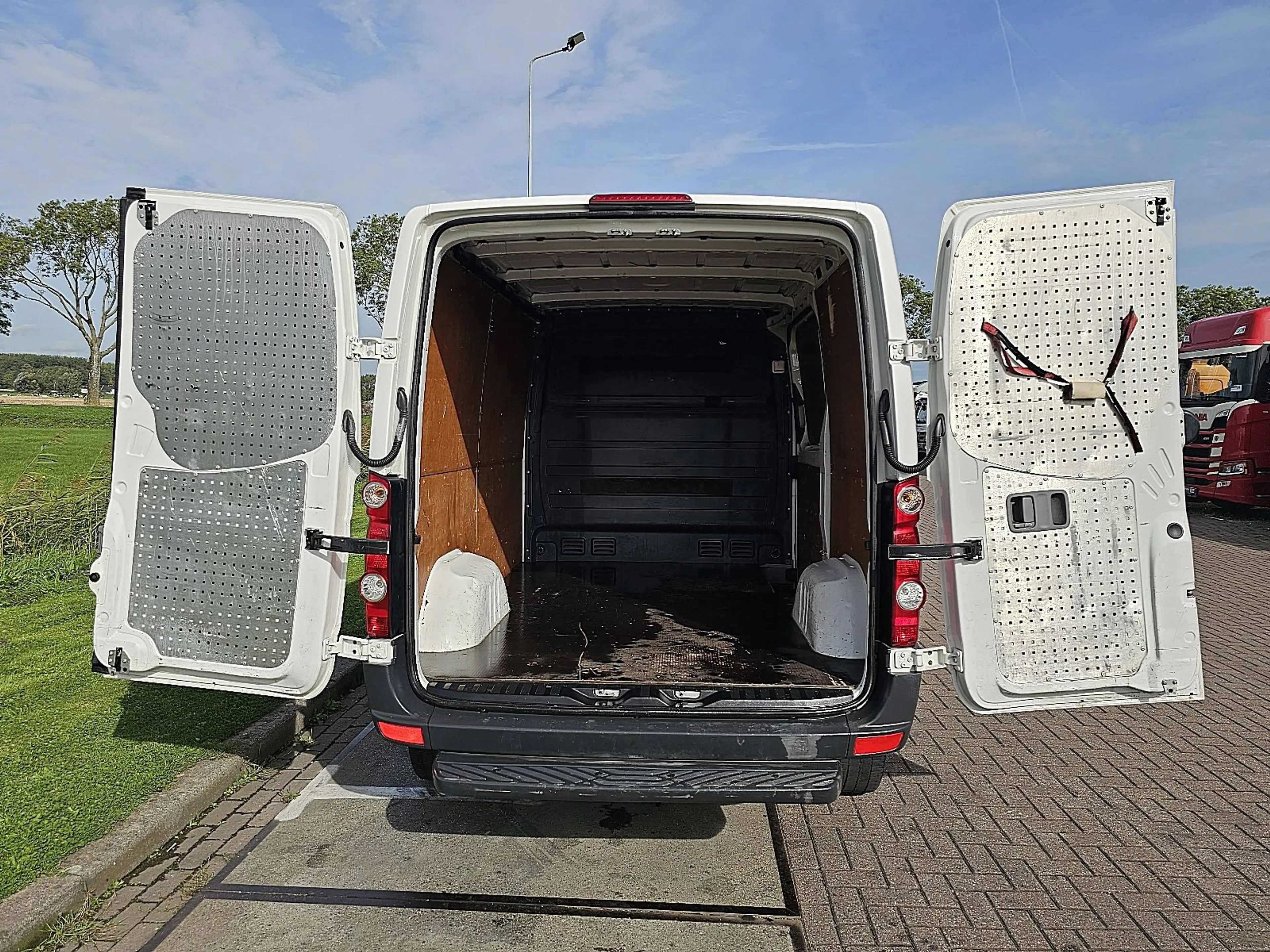 Volkswagen Crafter 35 2.0 — photo 13