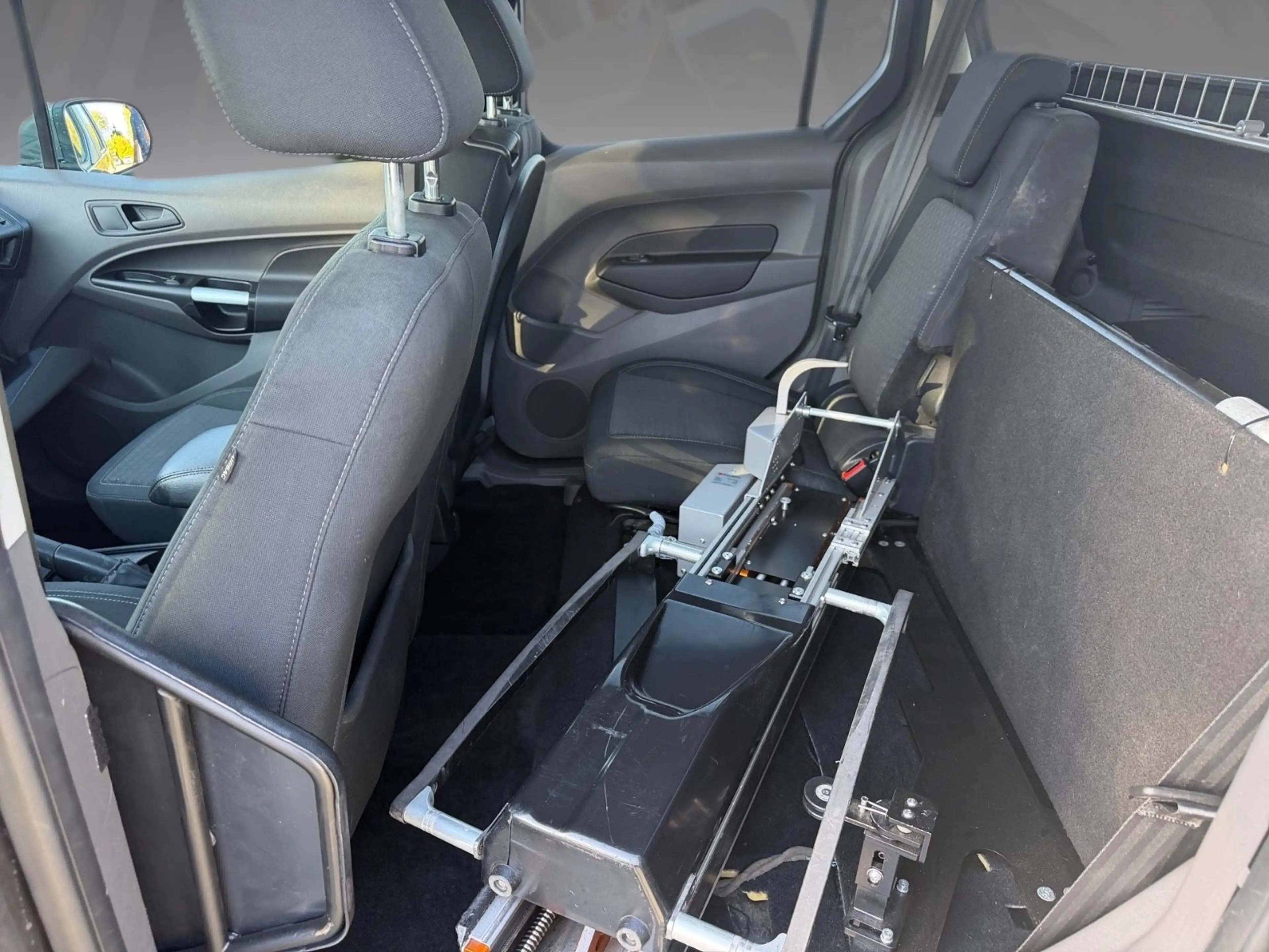 Ford Tourneo Connect Rollstuhllift Behindertengerecht — photo 6
