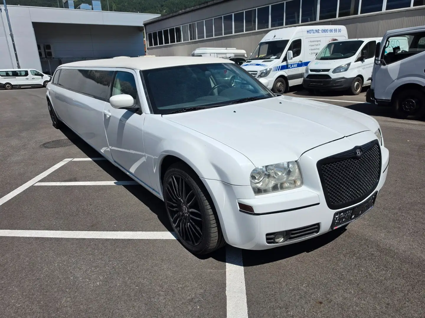 Chrysler 300C Stretchlimousine neues Dach u. neu lackiert Weiß - 2