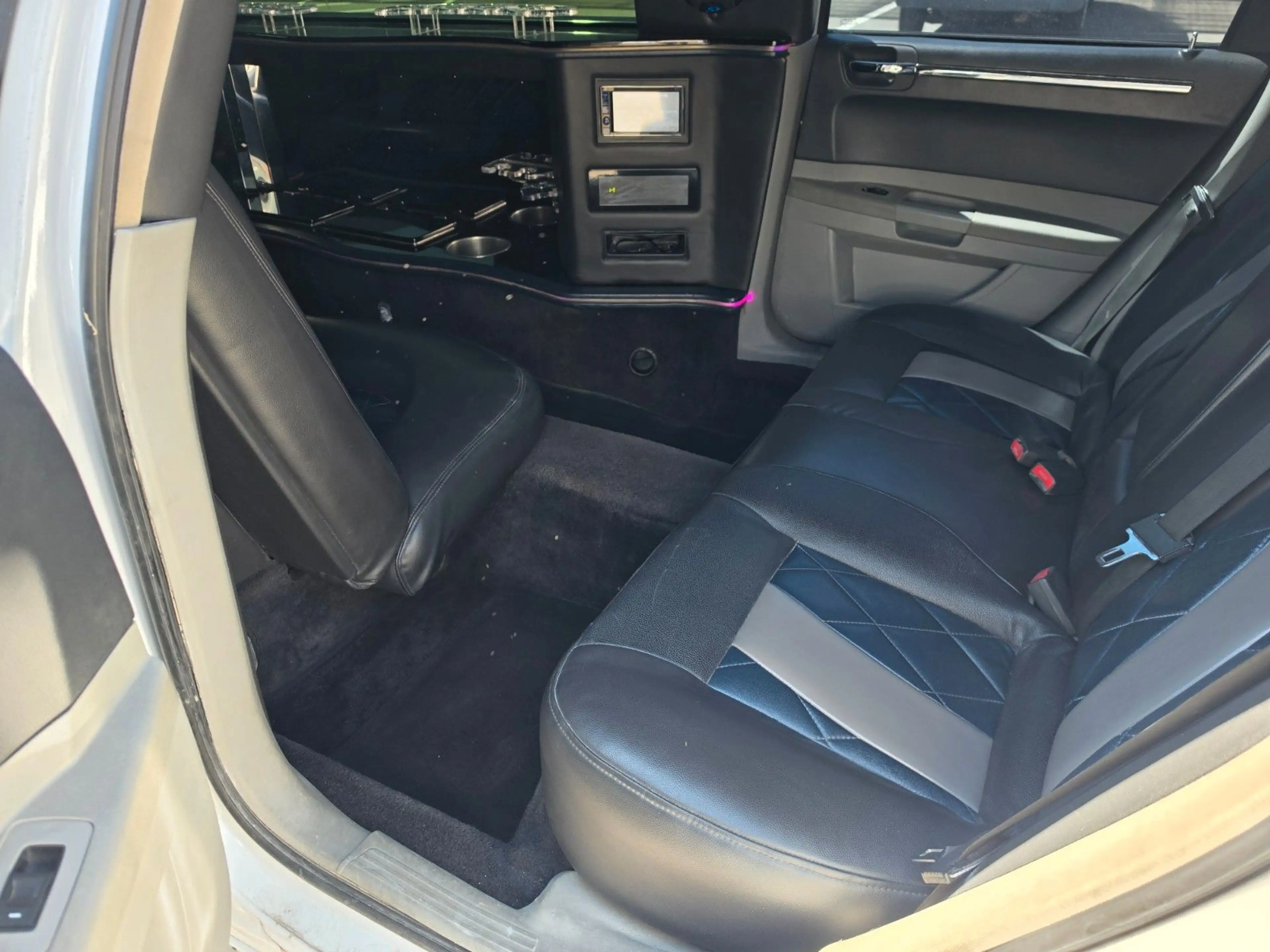 Chrysler 300C Stretchlimousine neues Dach u. neu lackiert — photo 8