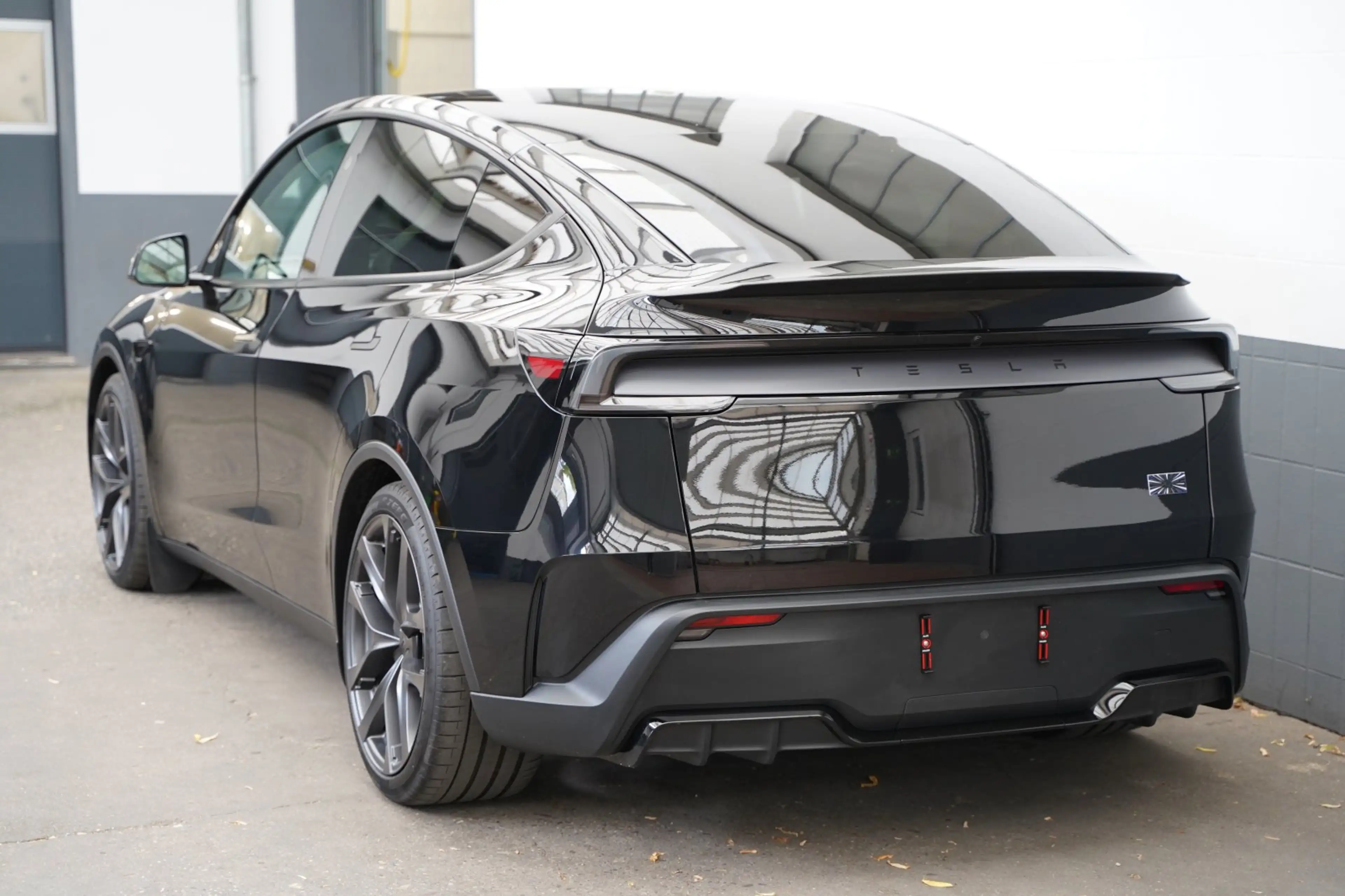 Tesla Model Y Performance Juniper *innen weiß* — photo 7