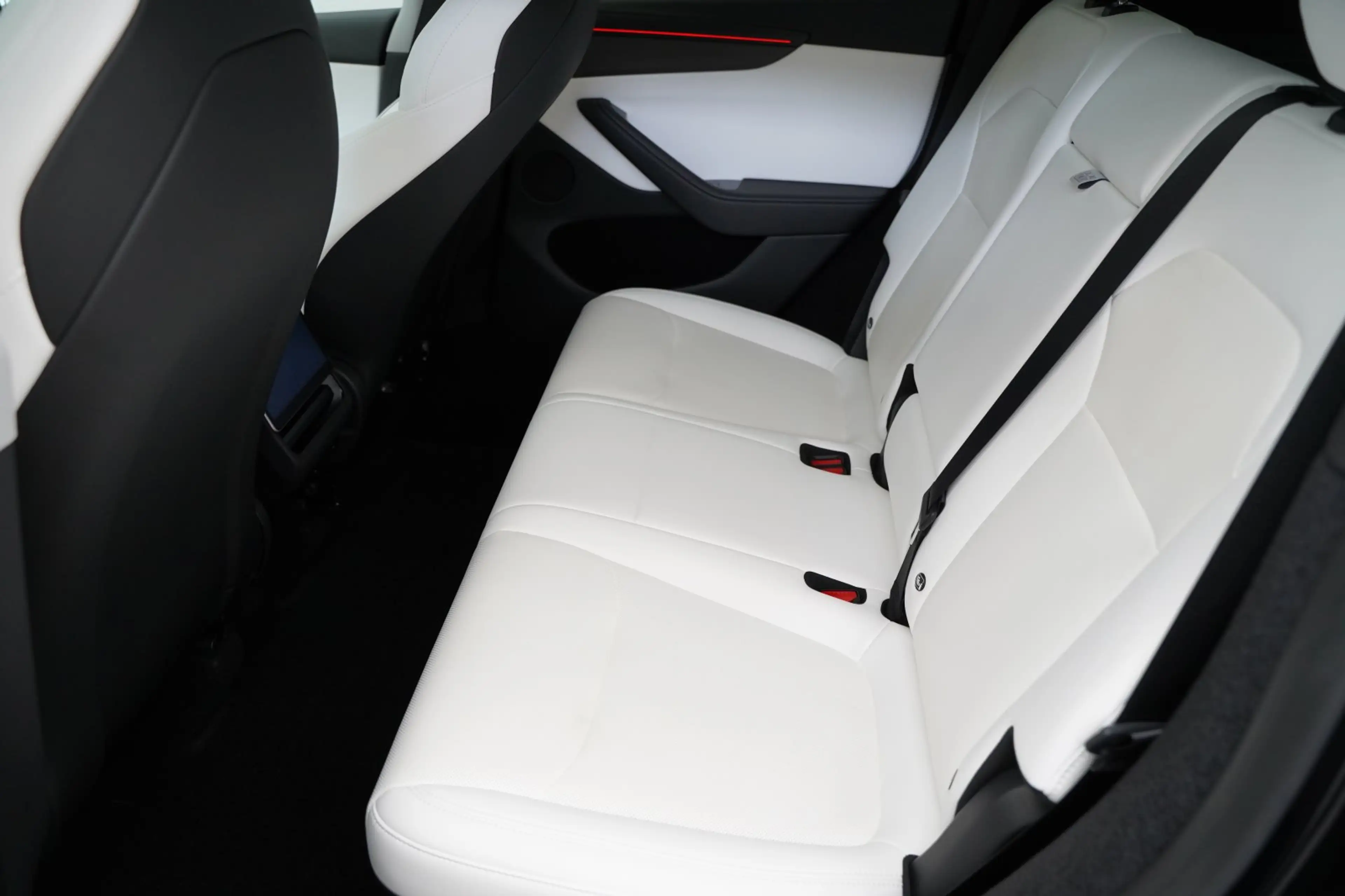 Tesla Model Y Performance Juniper *innen weiß* — photo 9