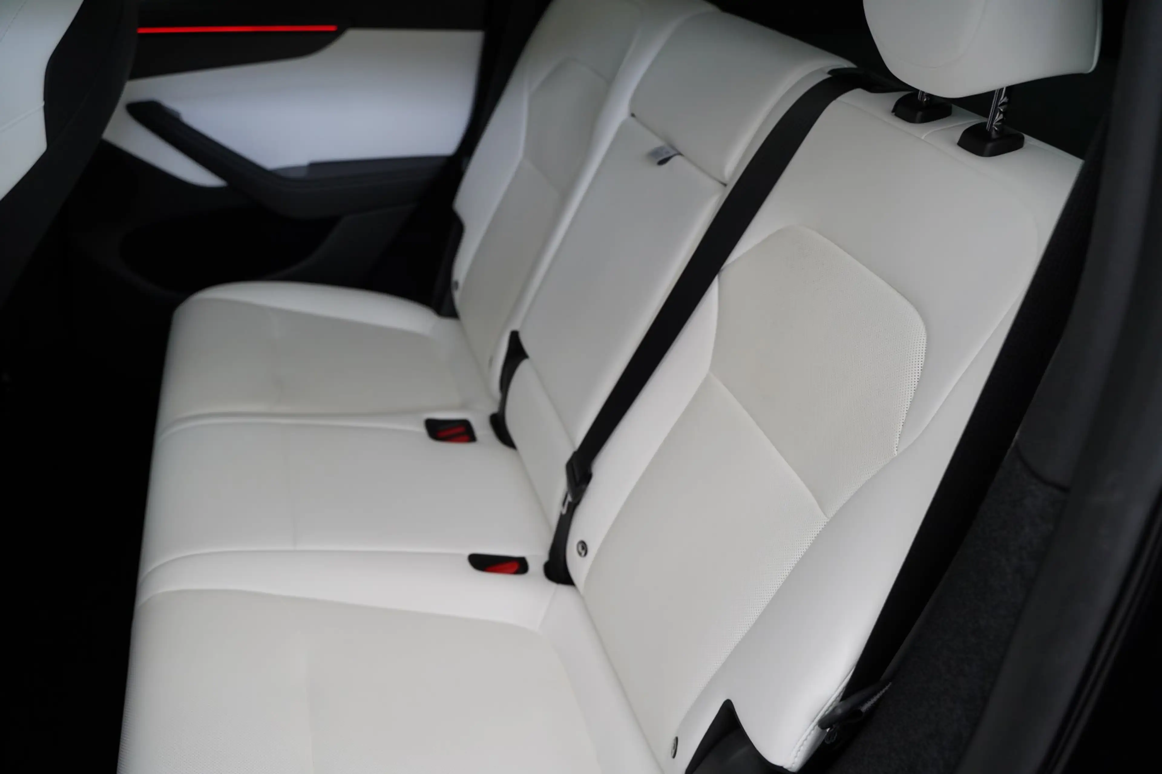 Tesla Model Y Performance Juniper *innen weiß* — photo 10