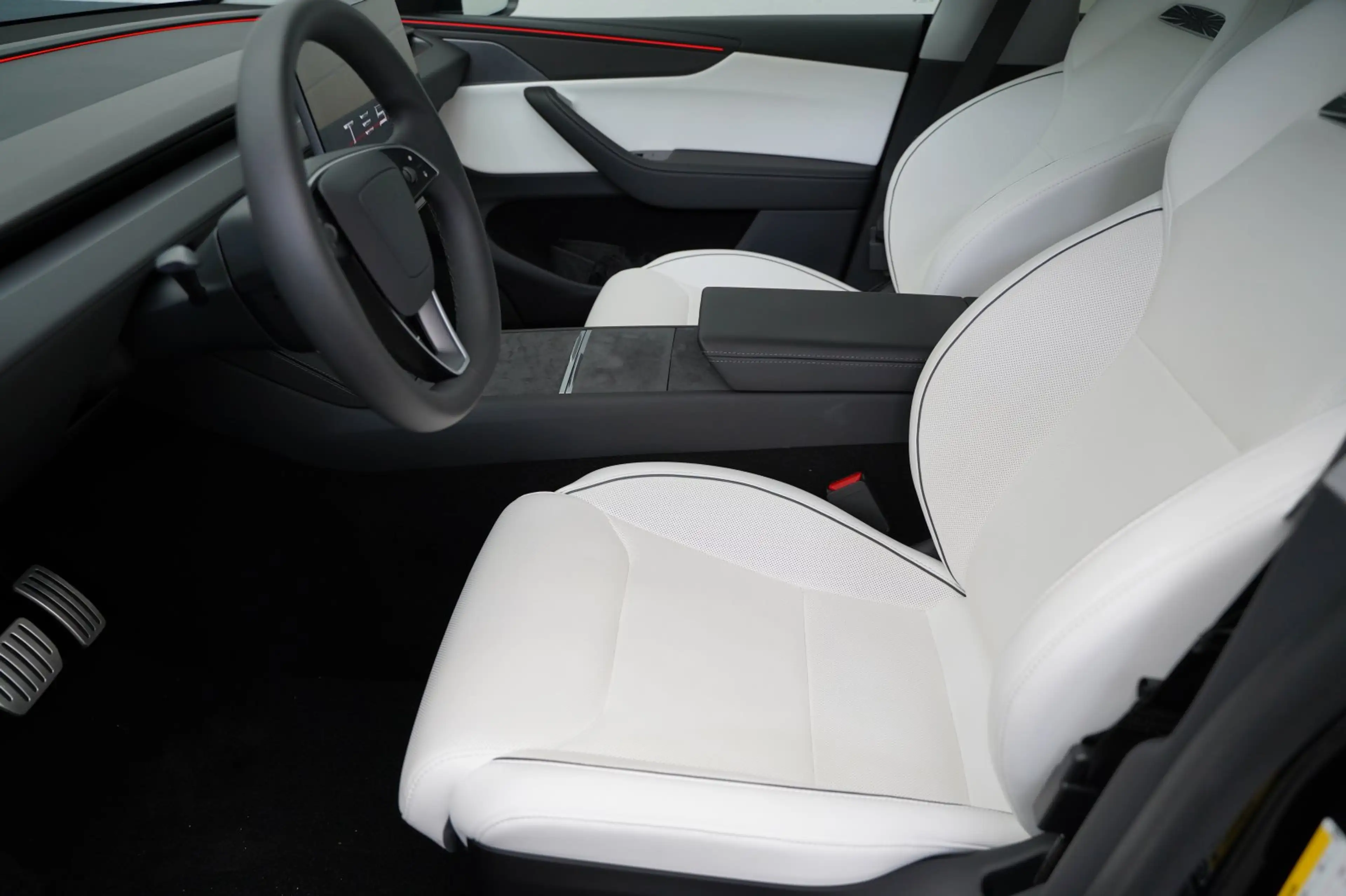 Tesla Model Y Performance Juniper *innen weiß* — photo 11