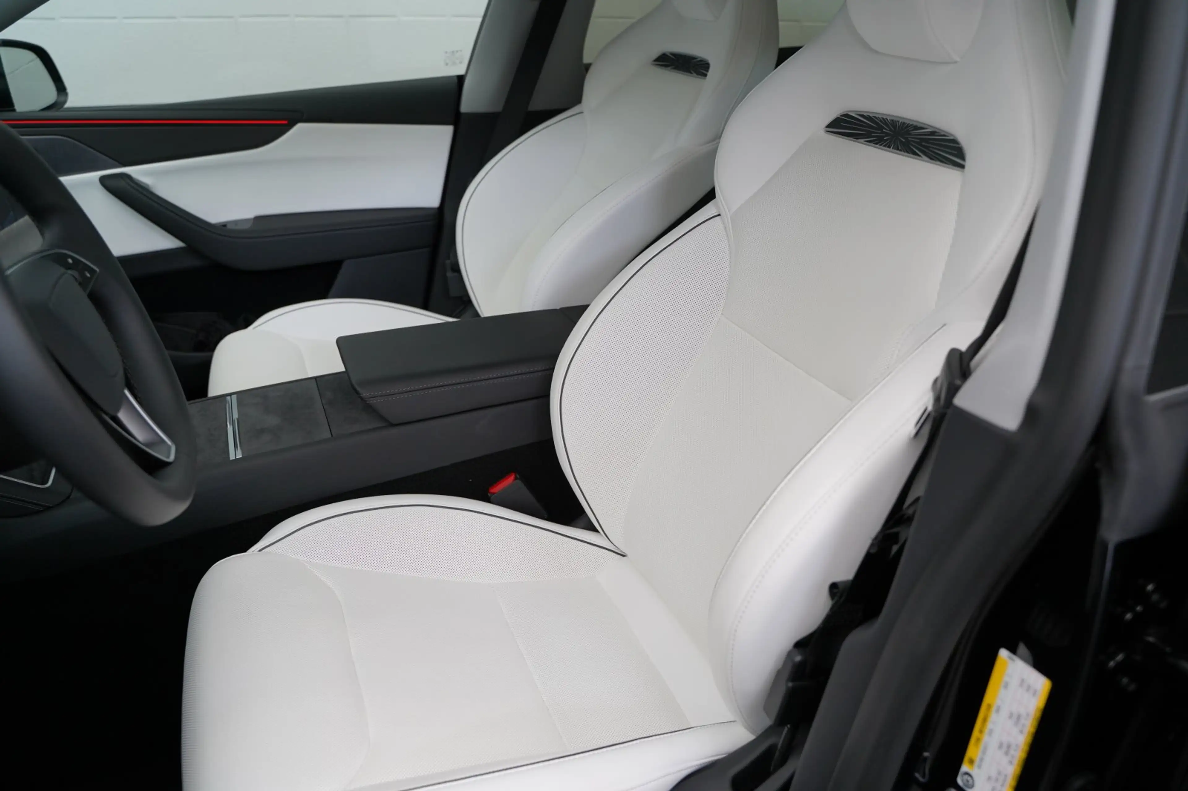 Tesla Model Y Performance Juniper *innen weiß* — photo 12