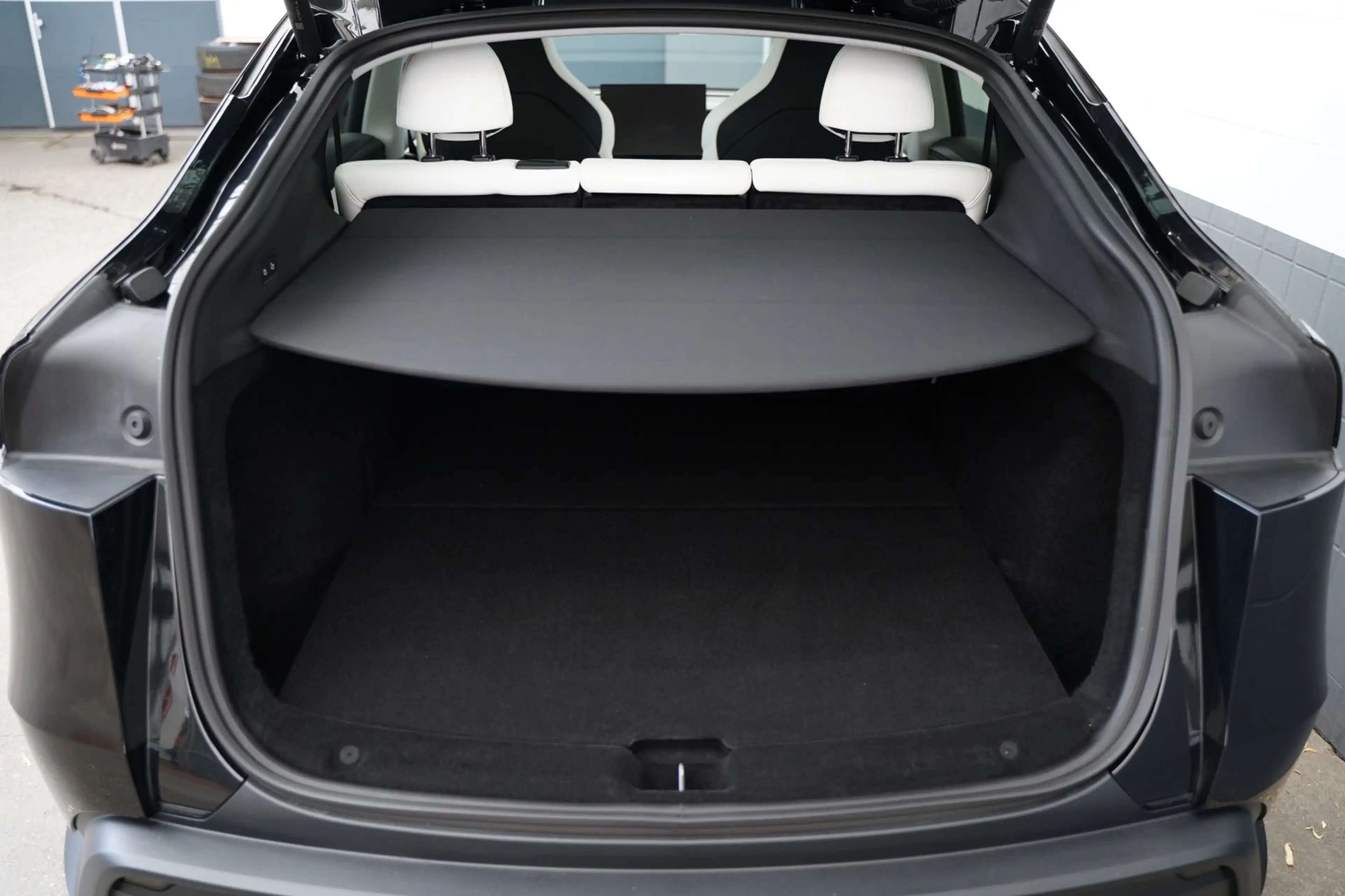 Tesla Model Y Performance Juniper *innen weiß* — photo 8