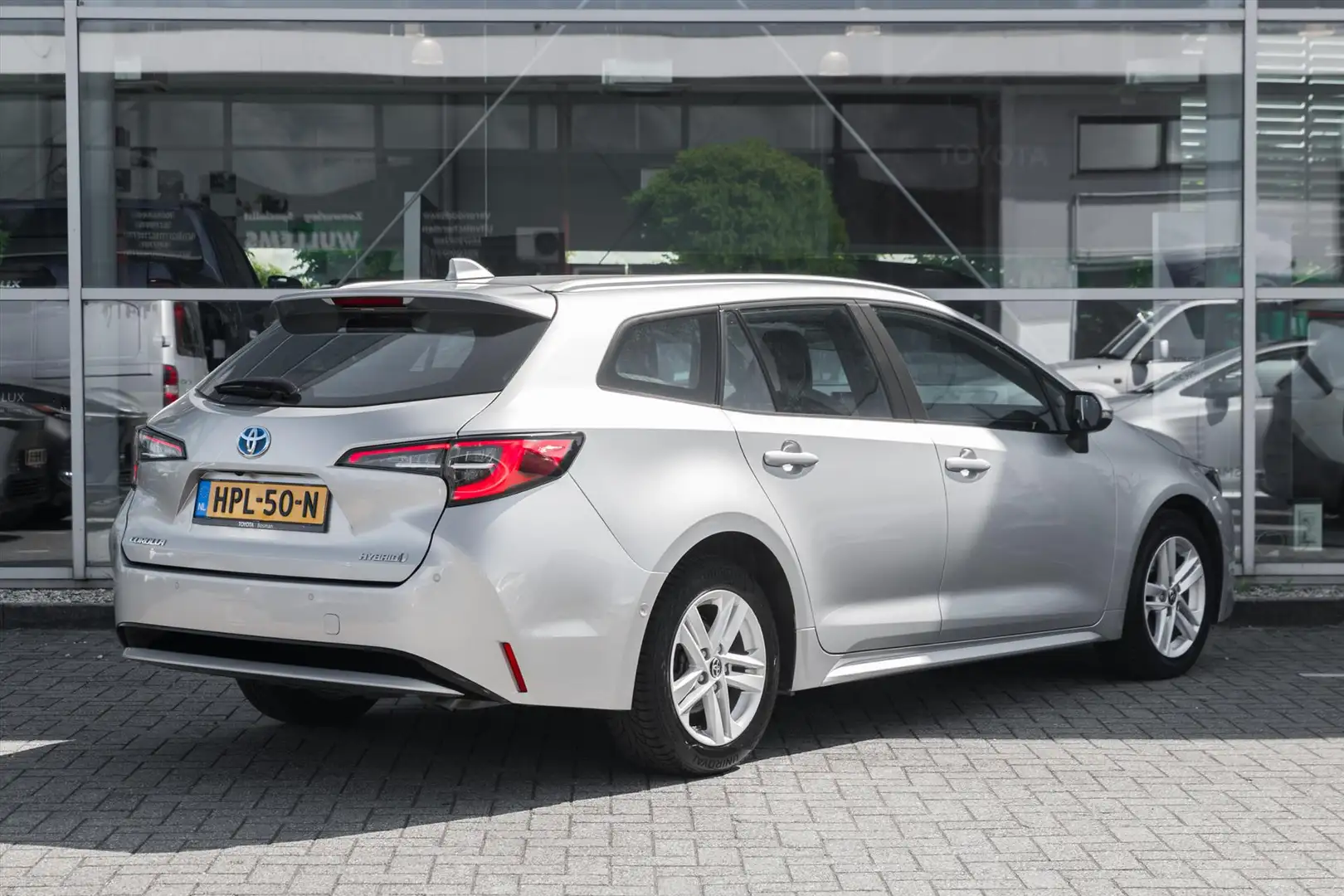 Toyota Corolla Touring Sports 1.8 Hybrid 122pk CVT Active Grijs - 2