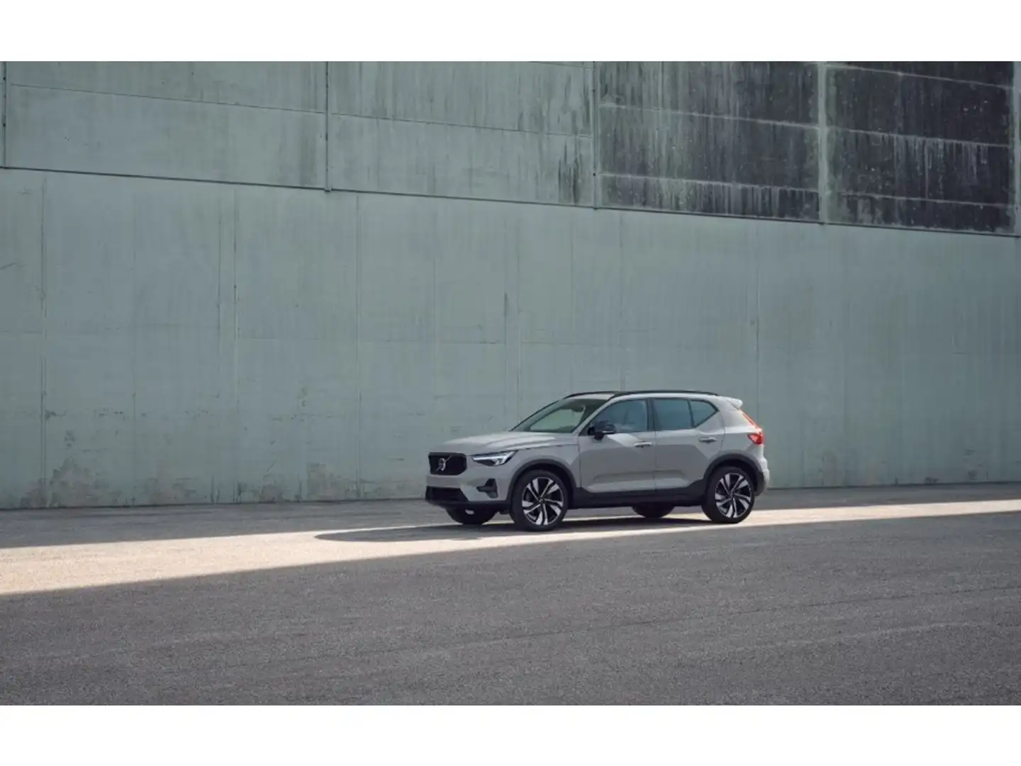 Volvo XC40 Ultra B3 Mild hybrid Benzine Dark Gris - 1