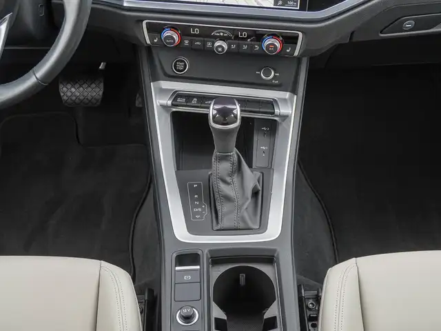Audi Q3 view 13