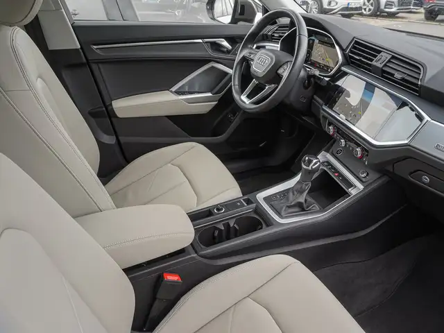 Audi Q3 view 7