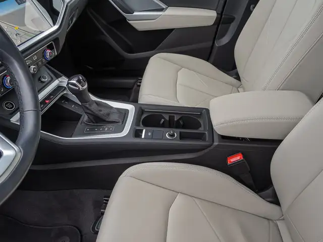 Audi Q3 view 14