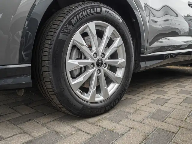 Audi Q3 view 6
