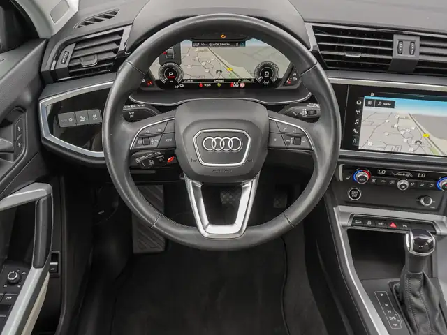 Audi Q3 view 10