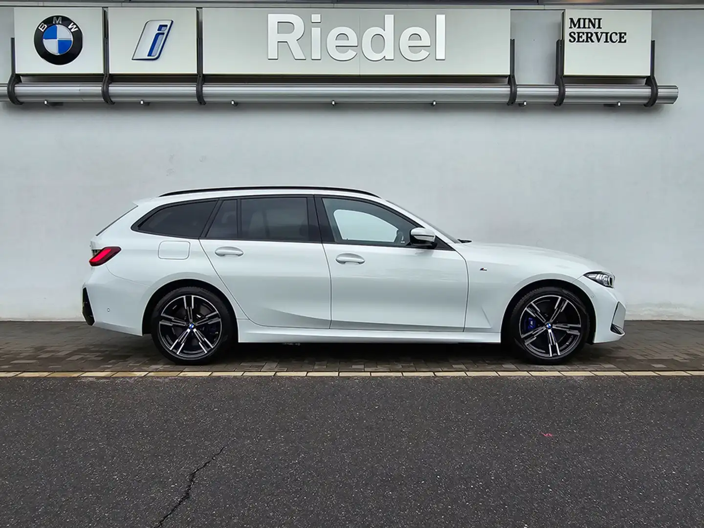 BMW 330 e Touring M Sportpaket*AHK*Pano*adapLED*HiFi* Weiß - 2