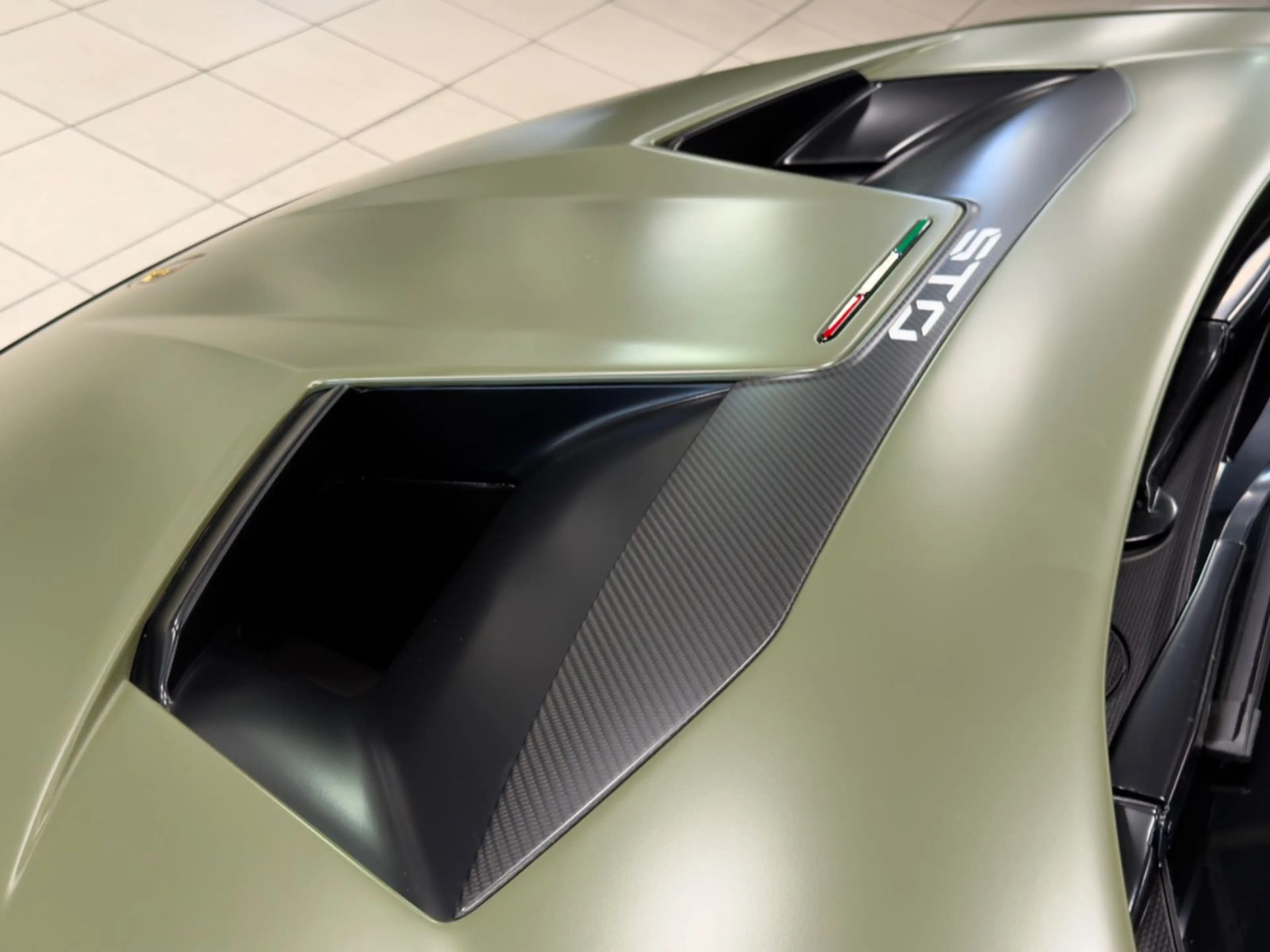 Lamborghini Huracán HURACAN STO AD PERSONUM SPECIAL CARBON LIFT FULL — photo 25