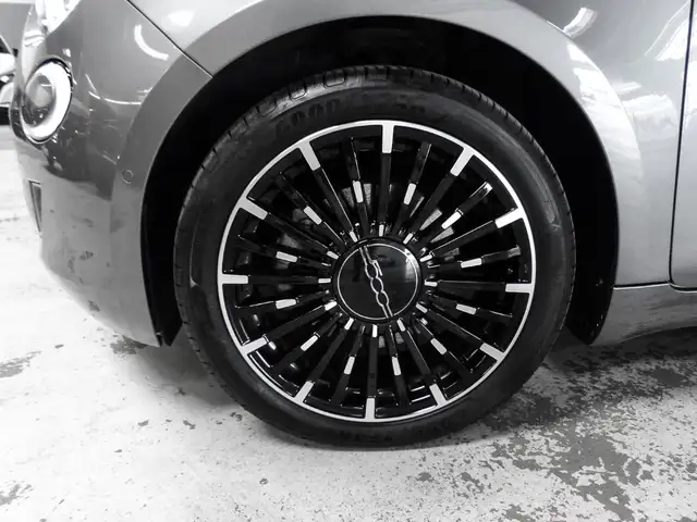 Fiat 500e view 3
