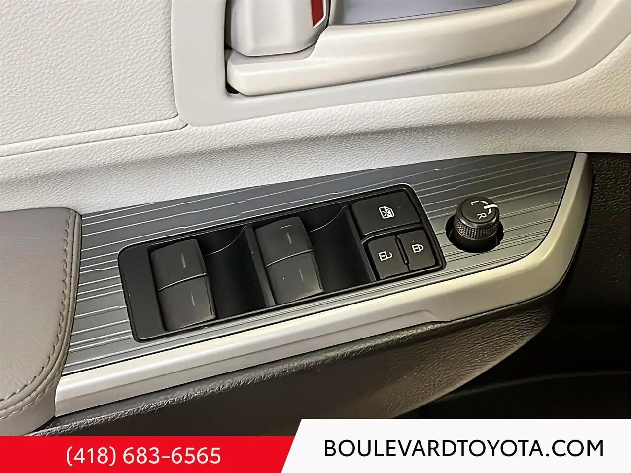 Toyota Sienna снимка Toyota Sienna