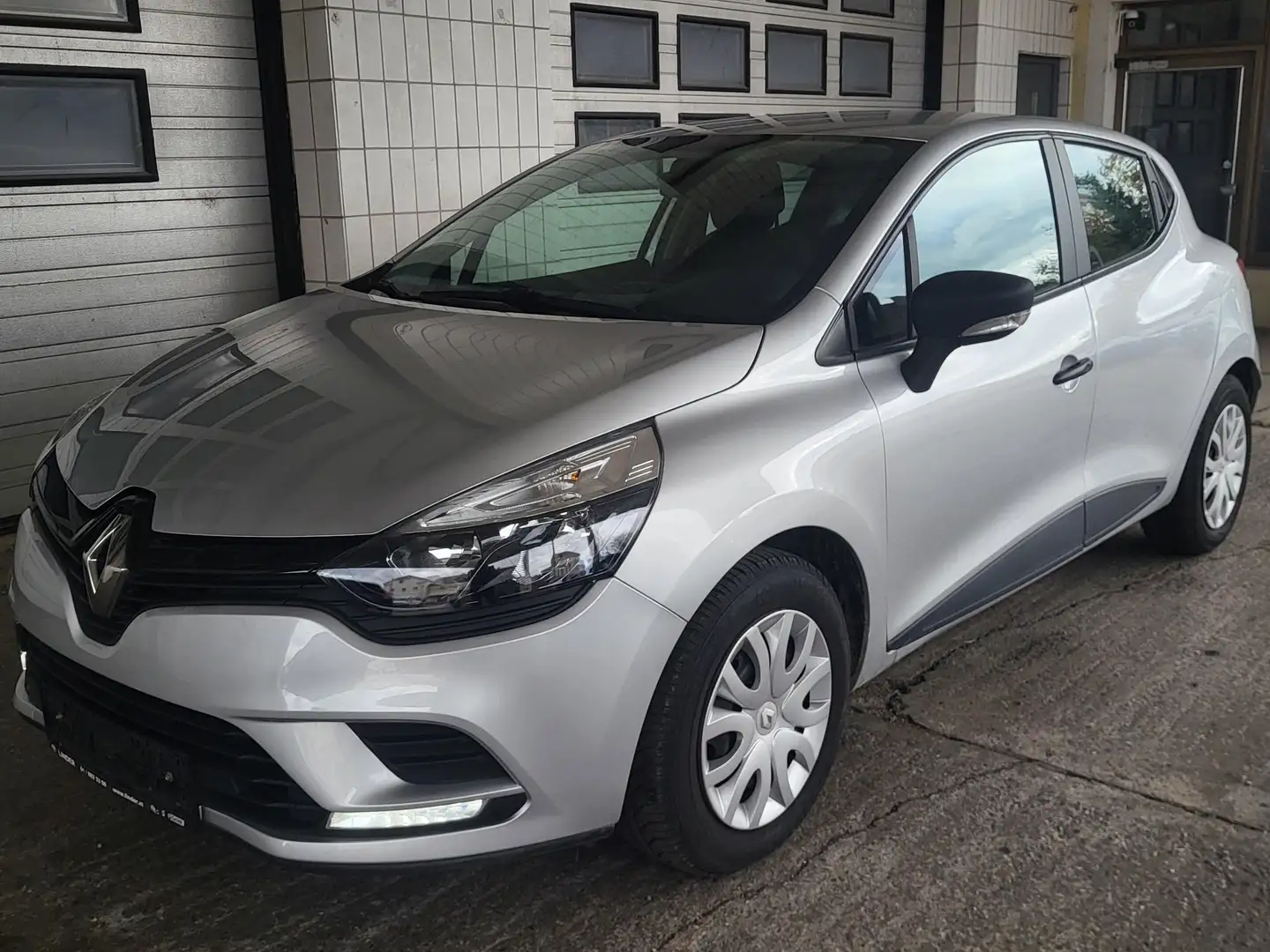 Renault Clio Expression Silber - 1