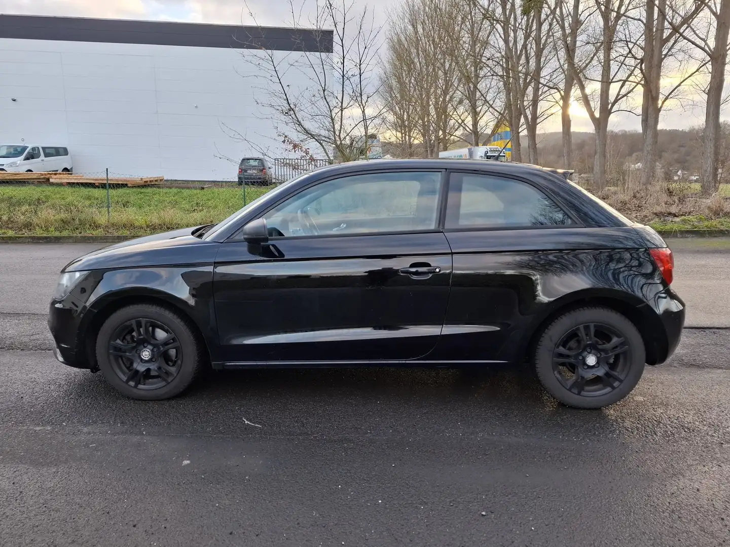 Audi A1 1.6 TDI attraction TÜV 12/2026 Schwarz - 2