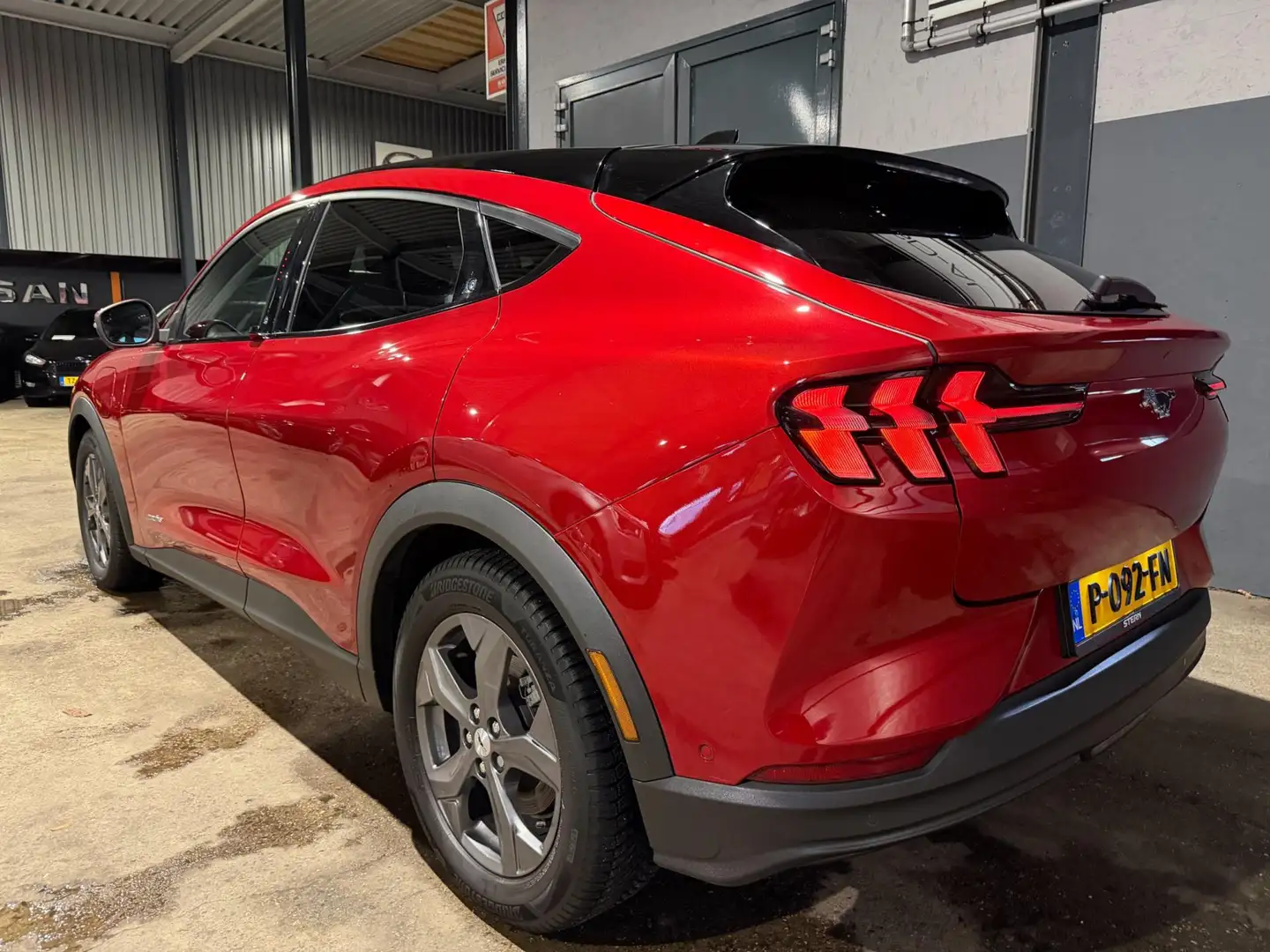 Ford Mustang Mach-E RWD 75 kWh Panoramadak B&O 360 Camera NAP Rouge - 2