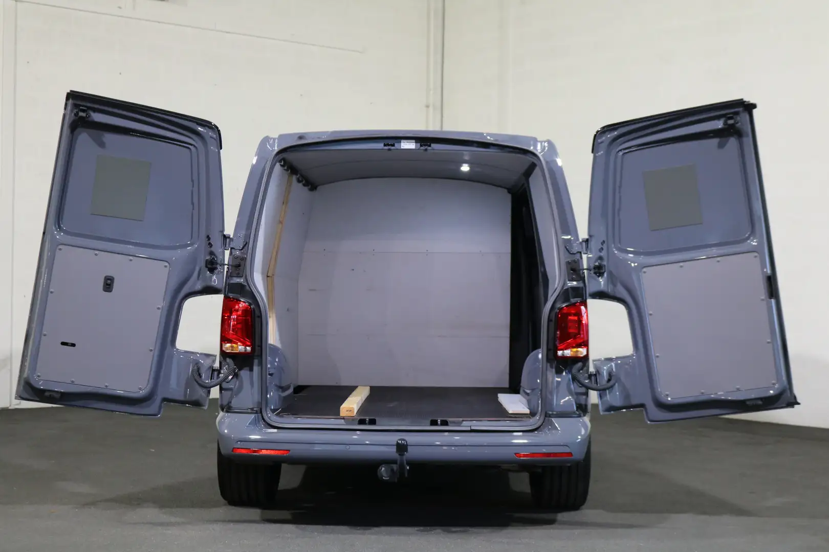 Volkswagen T6.1 Transporter 2.0 TDI L2H1 204pk Bulli Automaat Trekhaak Lederen Grijs - 2