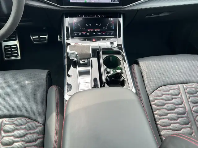 Audi RS Q8 view 9