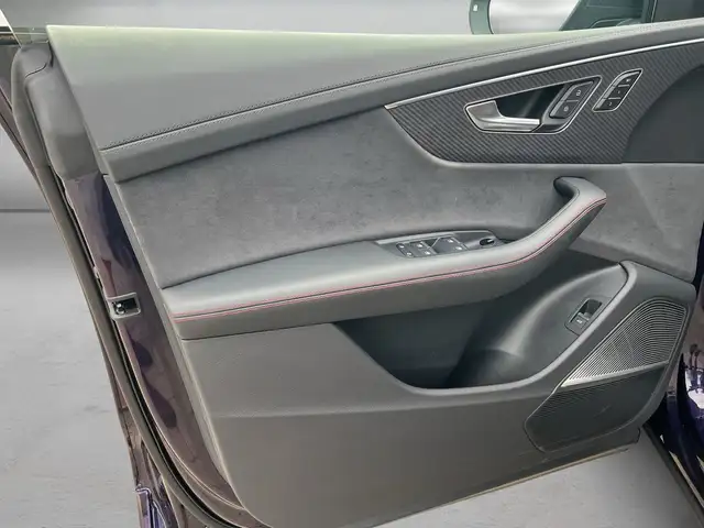 Audi RS Q8 view 6