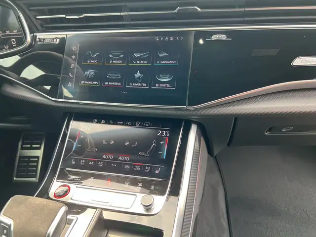 Audi RS Q8 view 11