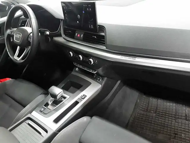 Audi Q5 view 12