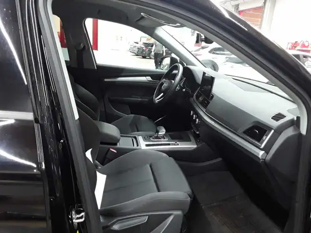 Audi Q5 view 11