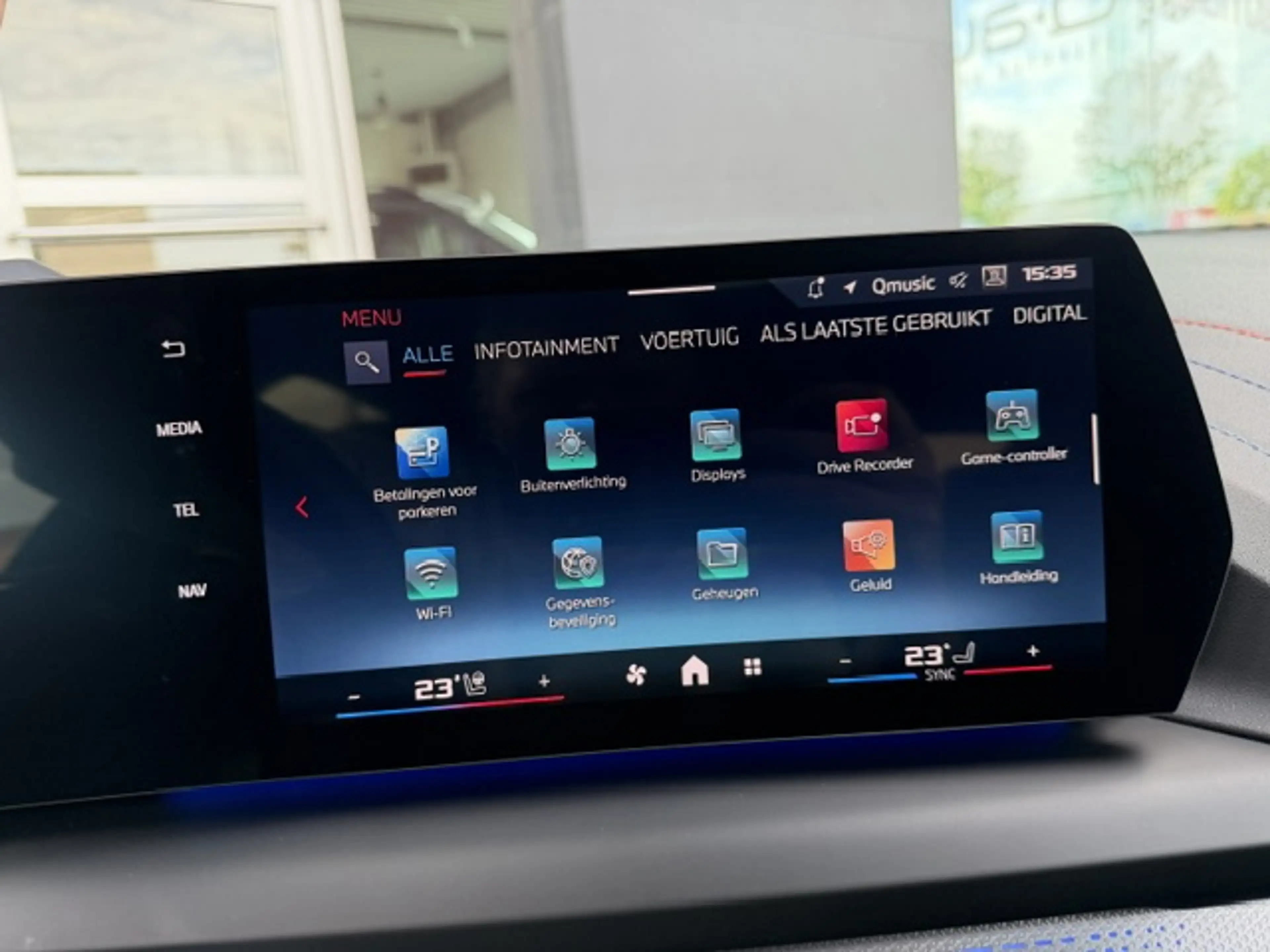 BMW 135 iM X-Drive Pro / Pano Dak / Wide Screen / HUD / H&K / 360° Cam / ACC / 19" / Elektrische Sportzetels — photo 15