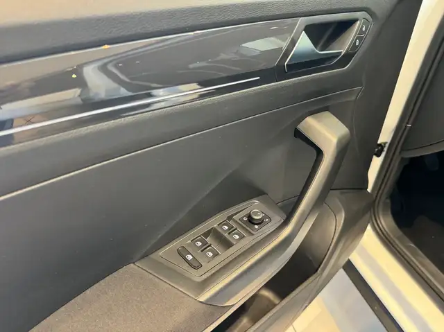 Volkswagen T-Roc view 8