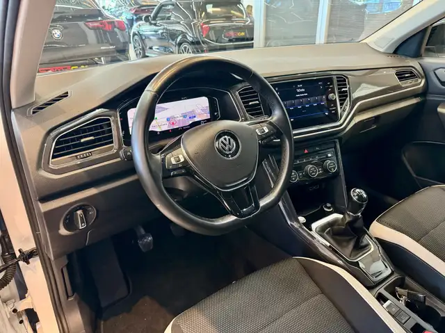 Volkswagen T-Roc view 9