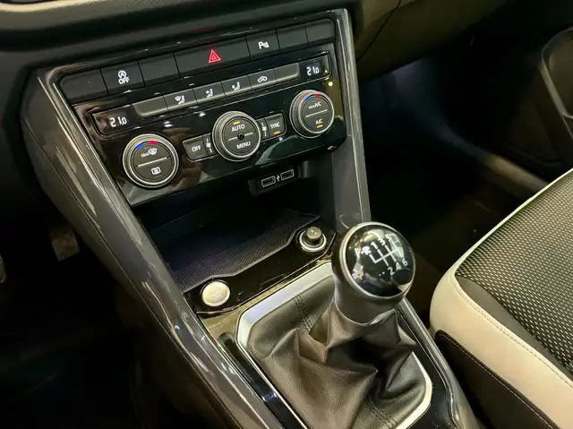 Volkswagen T-Roc view 11