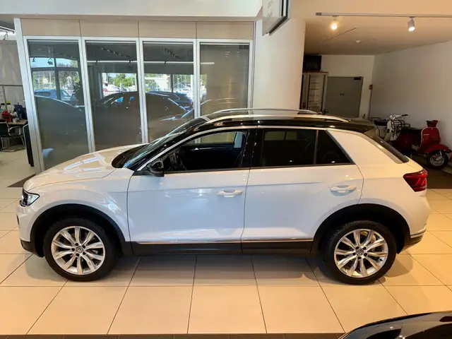 Volkswagen T-Roc view 4
