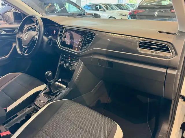 Volkswagen T-Roc view 13