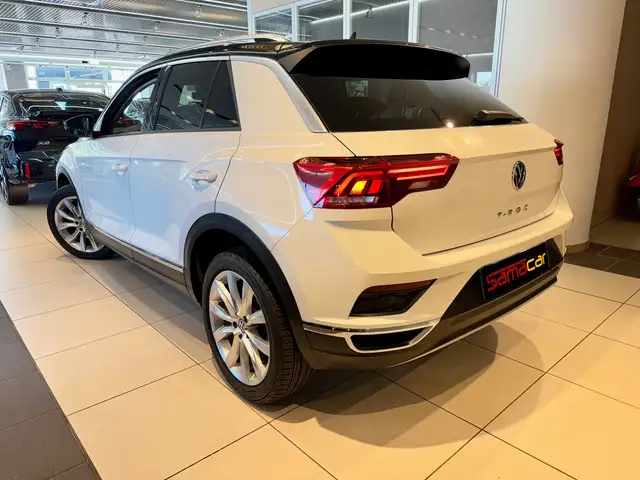 Volkswagen T-Roc view 5