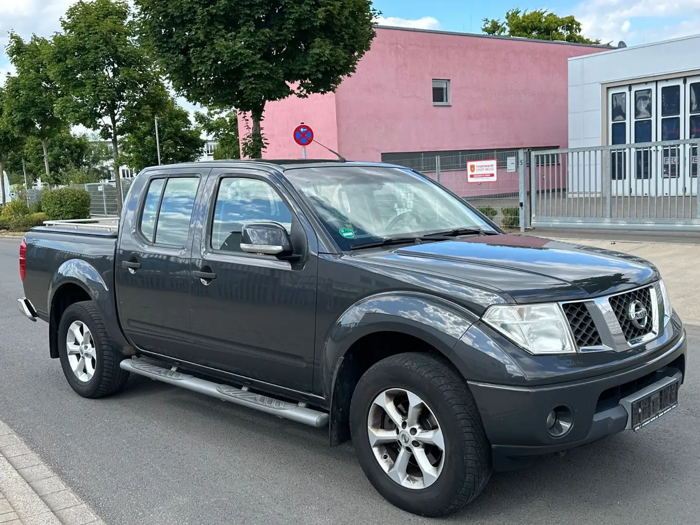 Nissan Navara 2.5 dci  Pickup Automatik SE 4X4 Grijs - 1