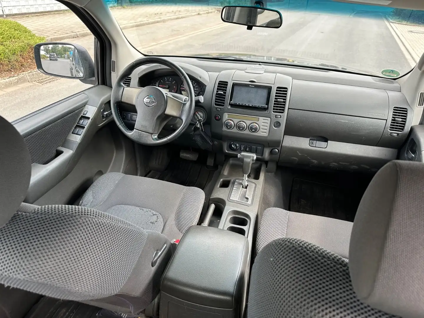 Nissan Navara 2.5 dci  Pickup Automatik SE 4X4 Grijs - 2