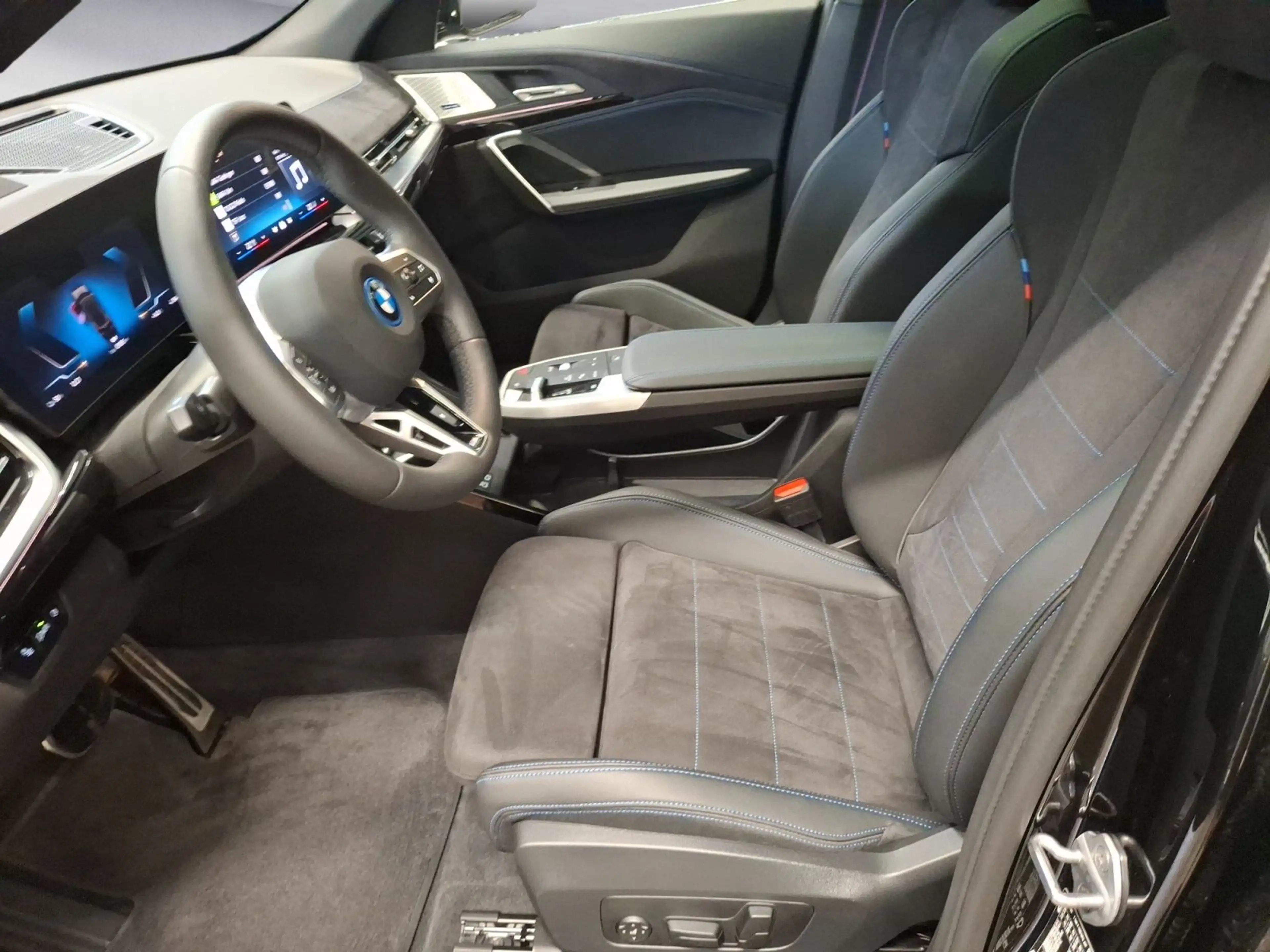 BMW iX2 xDrive30 M Sportpaket Panorama Head-Up el.Si — photo 13