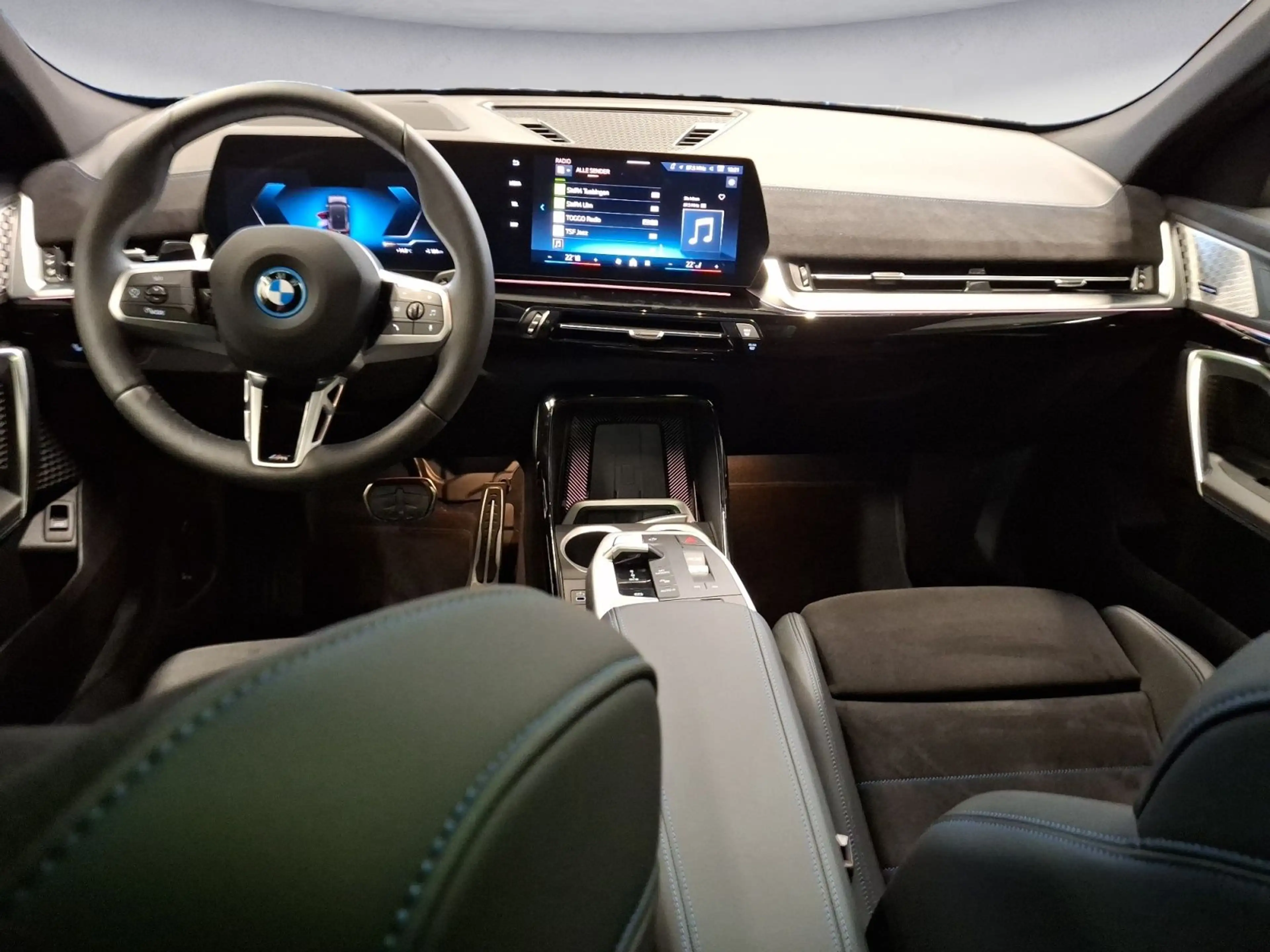 BMW iX2 xDrive30 M Sportpaket Panorama Head-Up el.Si — photo 15