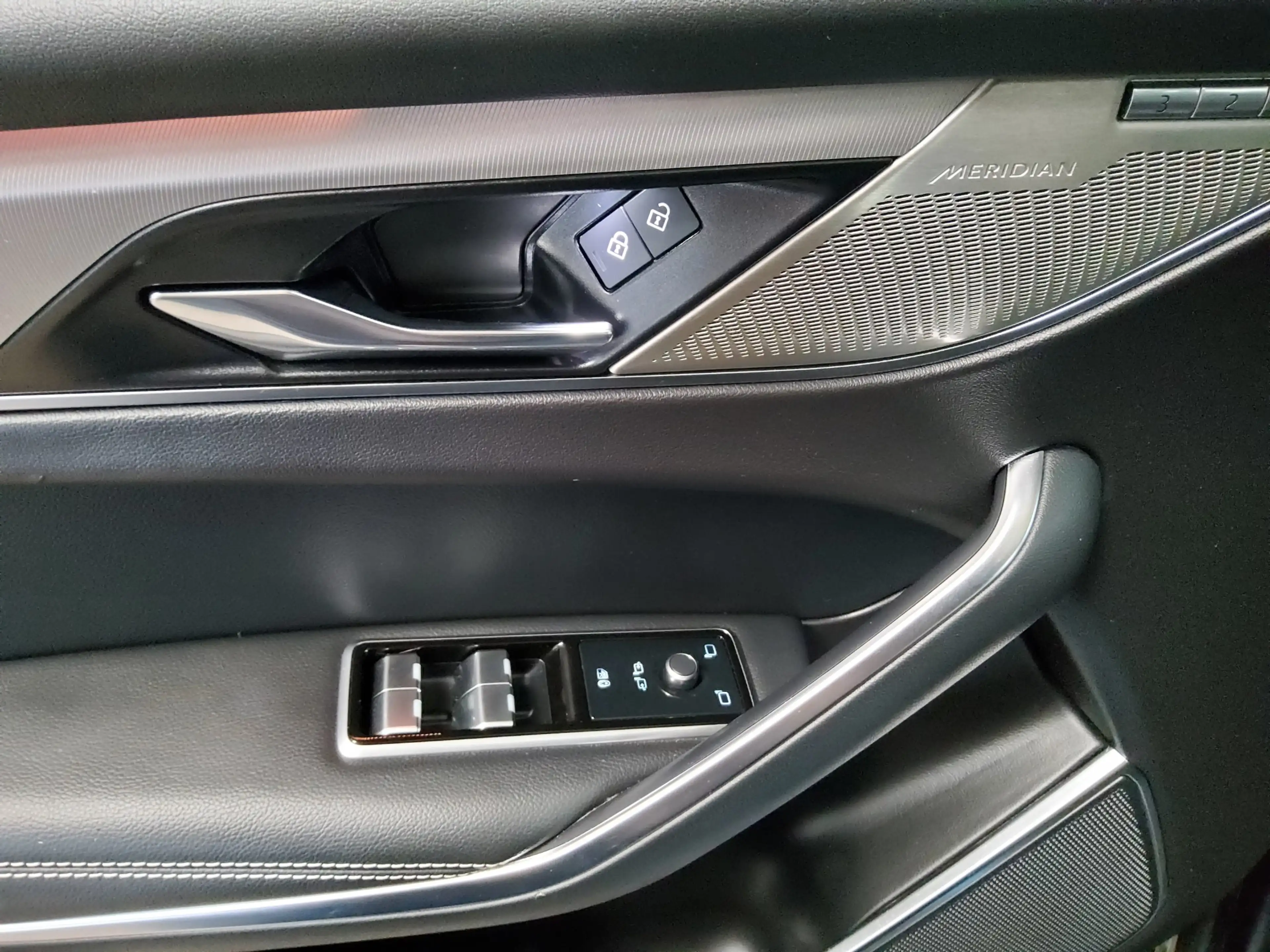 Jaguar F-Pace R-Dynamic Leder Navi LED Pano Sound — photo 9