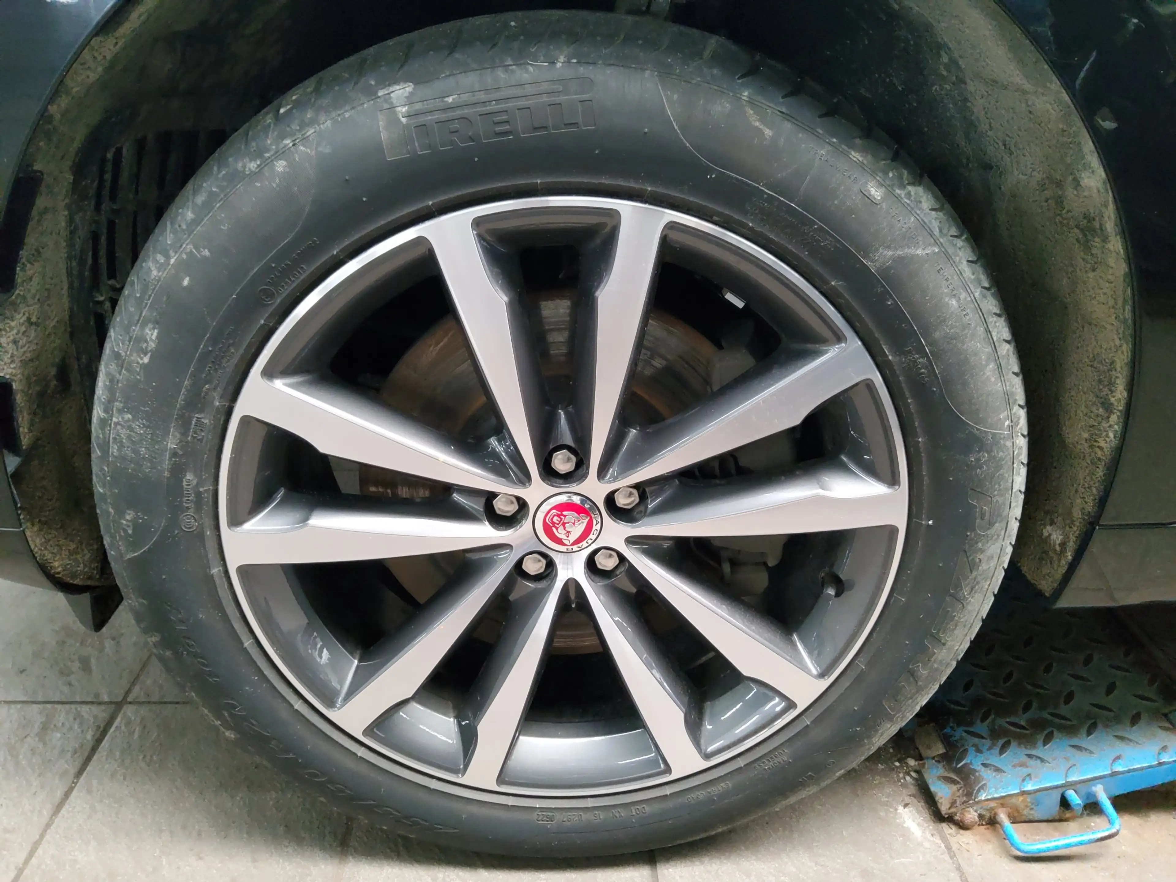 Jaguar F-Pace R-Dynamic Leder Navi LED Pano Sound — photo 10