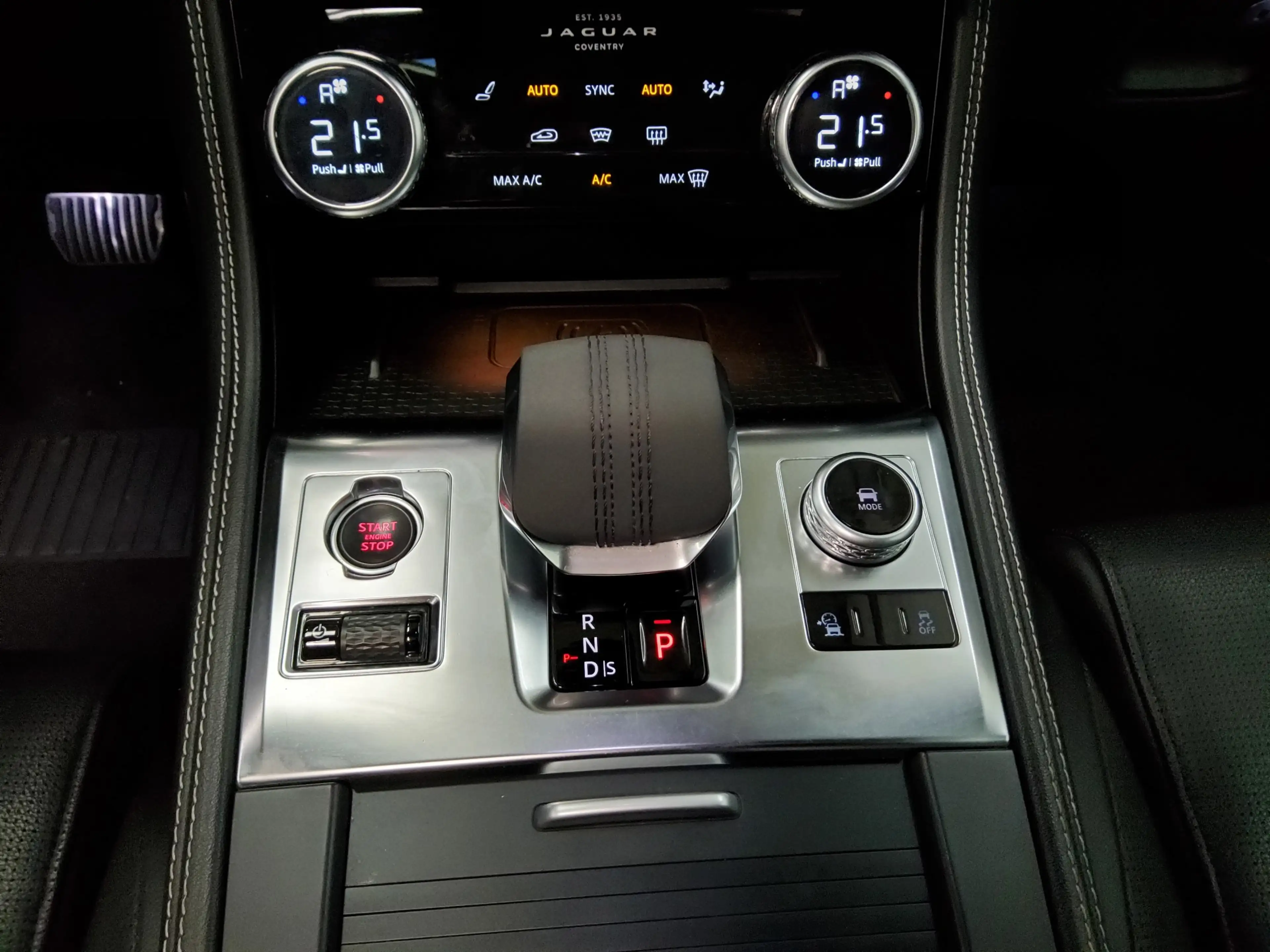 Jaguar F-Pace R-Dynamic Leder Navi LED Pano Sound — photo 6