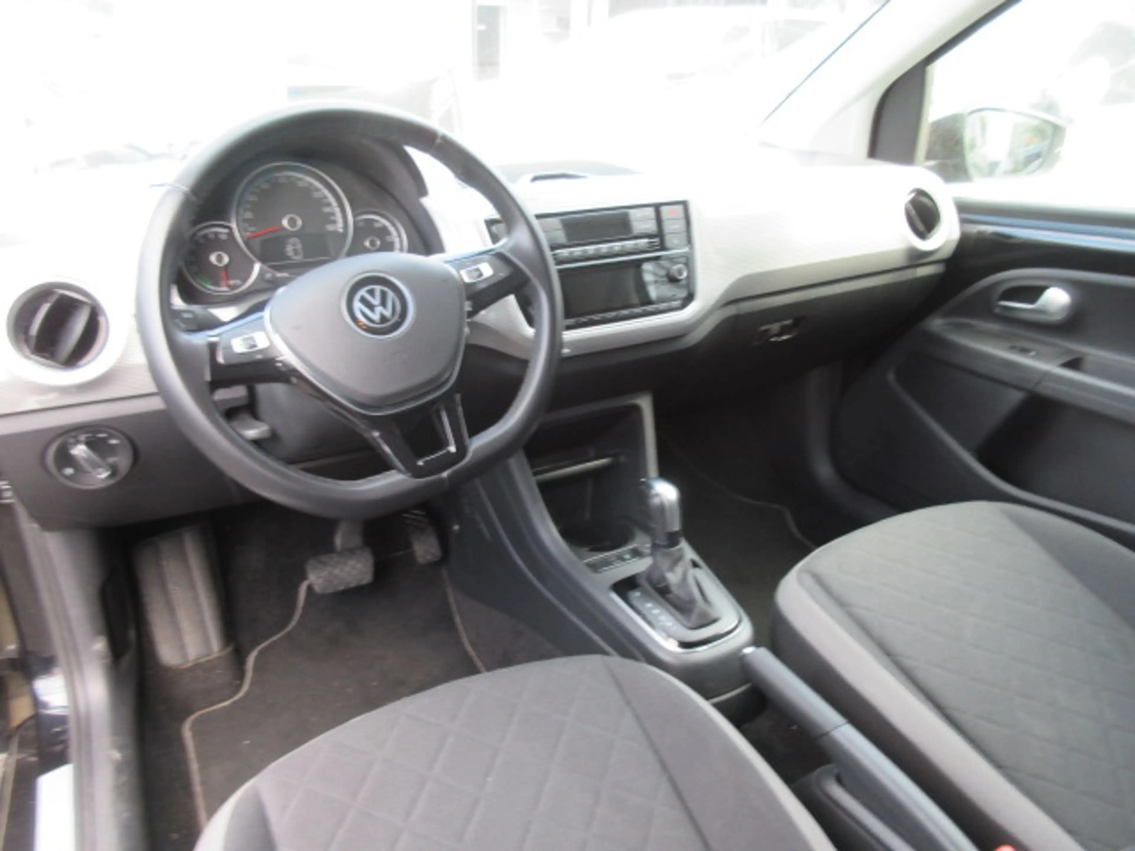 Volkswagen e-up! Style "Plus" Automatik NAVIV. KAMERA GRA ALU APS SITZHEIZUNG CLIMATRONIC — photo 8