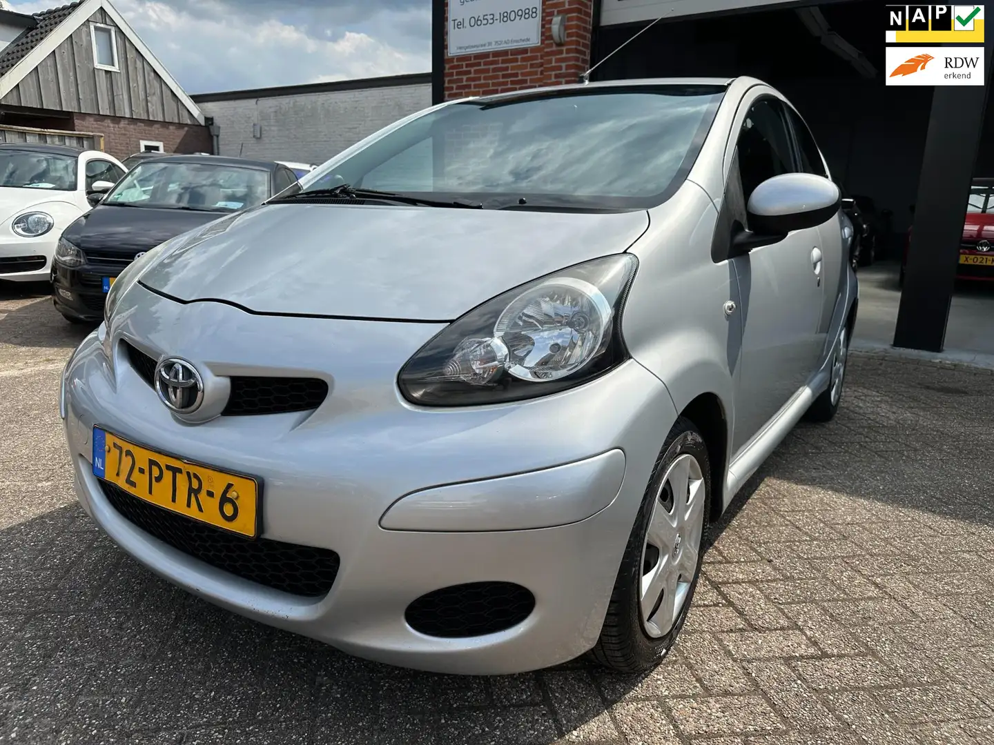 Toyota Aygo 1.0-12V Comfort Navigator AUTOMAAT-AIRCO-PDC-CENTR Grijs - 1