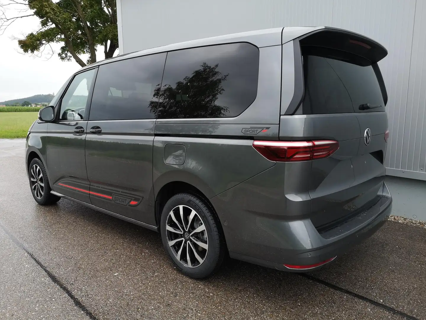 Volkswagen T7 Multivan 2,0TDI DSG Sport Edition Lite LÜ 5 Sitzer Grijs - 2