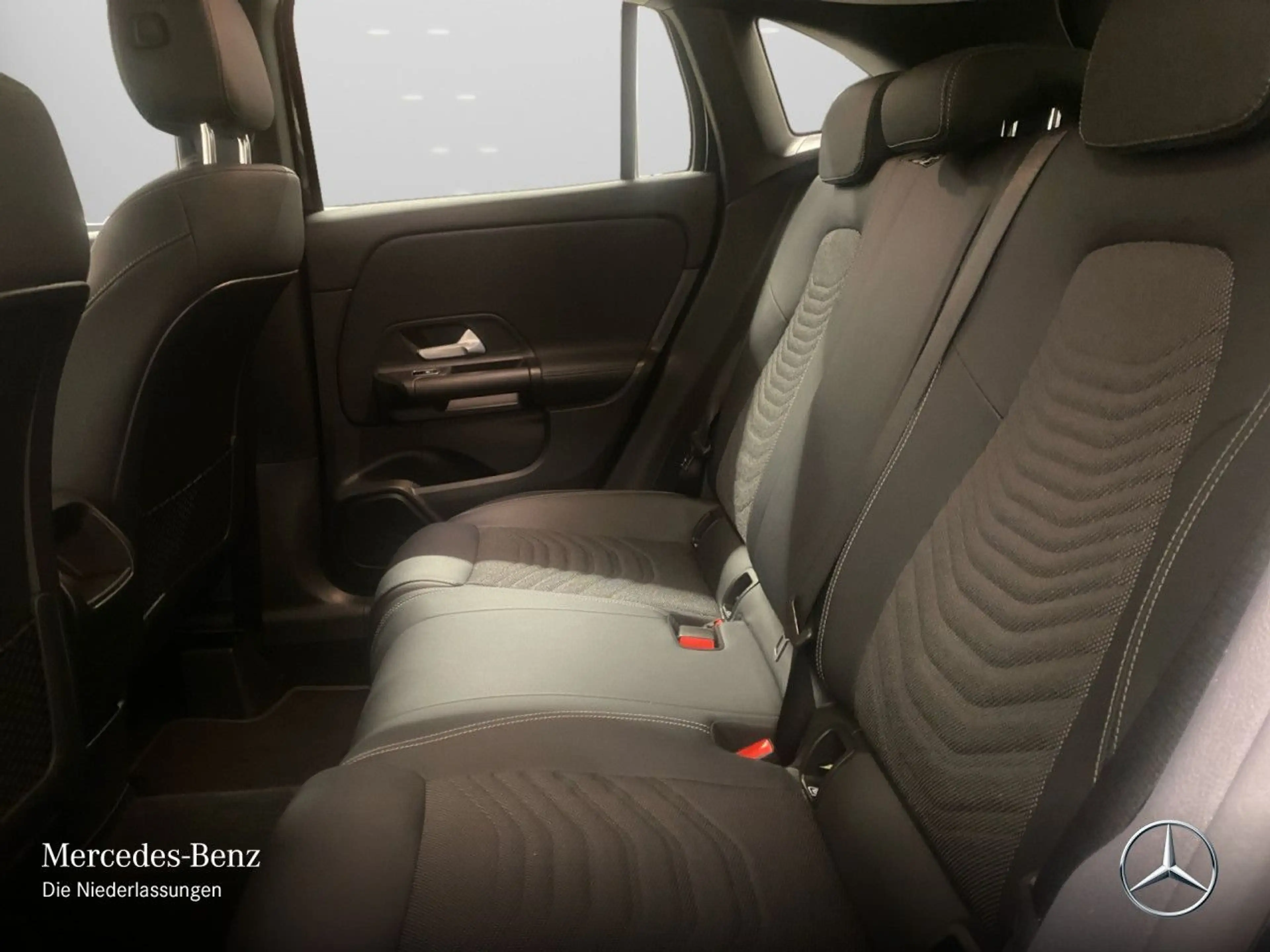 Mercedes-Benz GLA 180 d STYLE+KAMERA+8G — photo 12