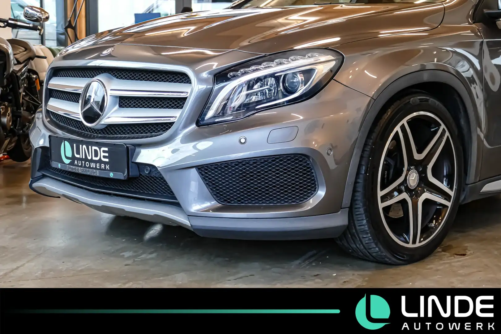 Mercedes-Benz GLA 250 4MATIC AMG-LINE |SHZ|PDC|BI-XENON|19 ALU Grau - 2