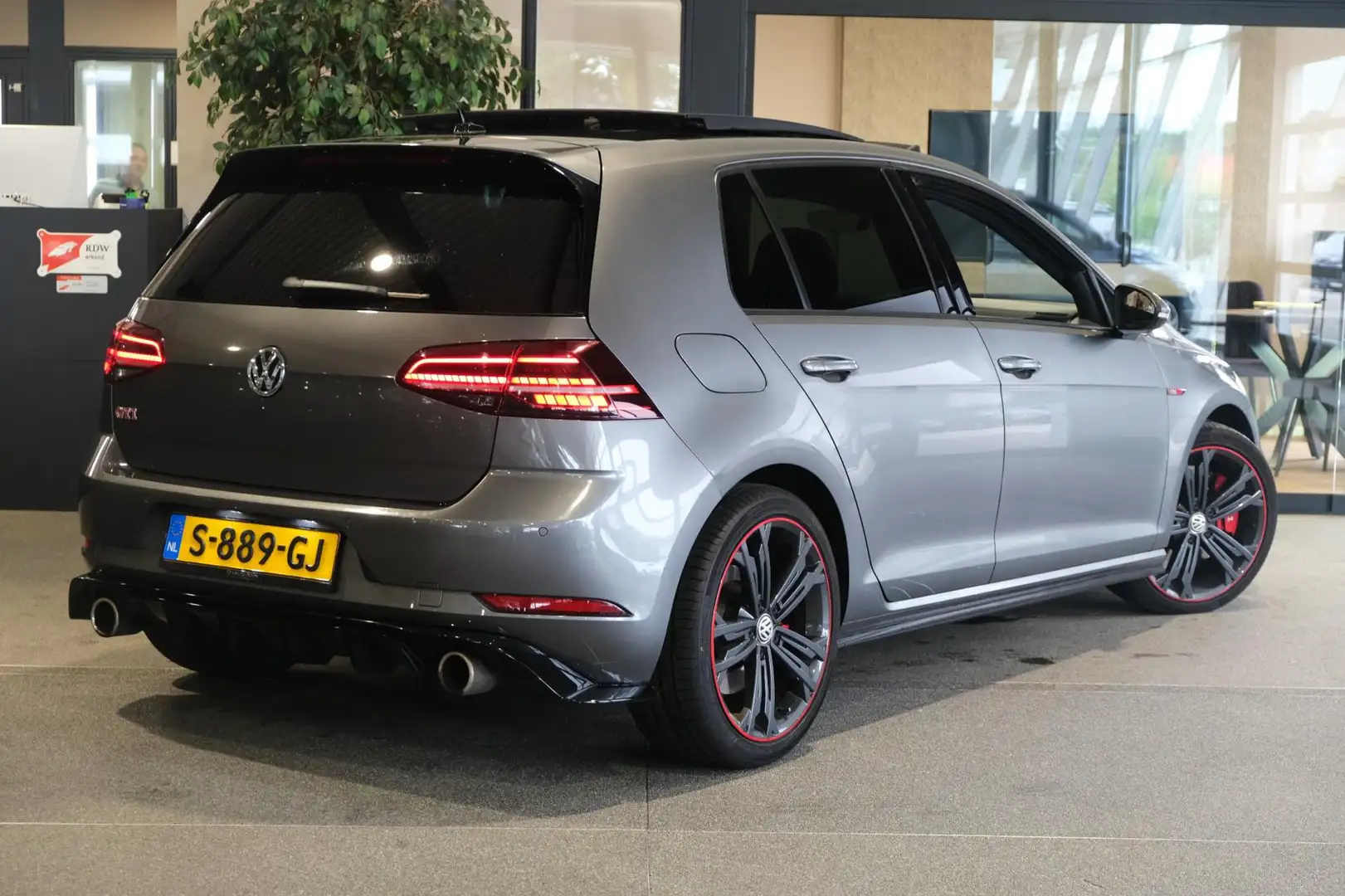 Volkswagen Golf GTI 2.0 TSI Performance 245PK Pano Led Virtual Camera Grijs - 2